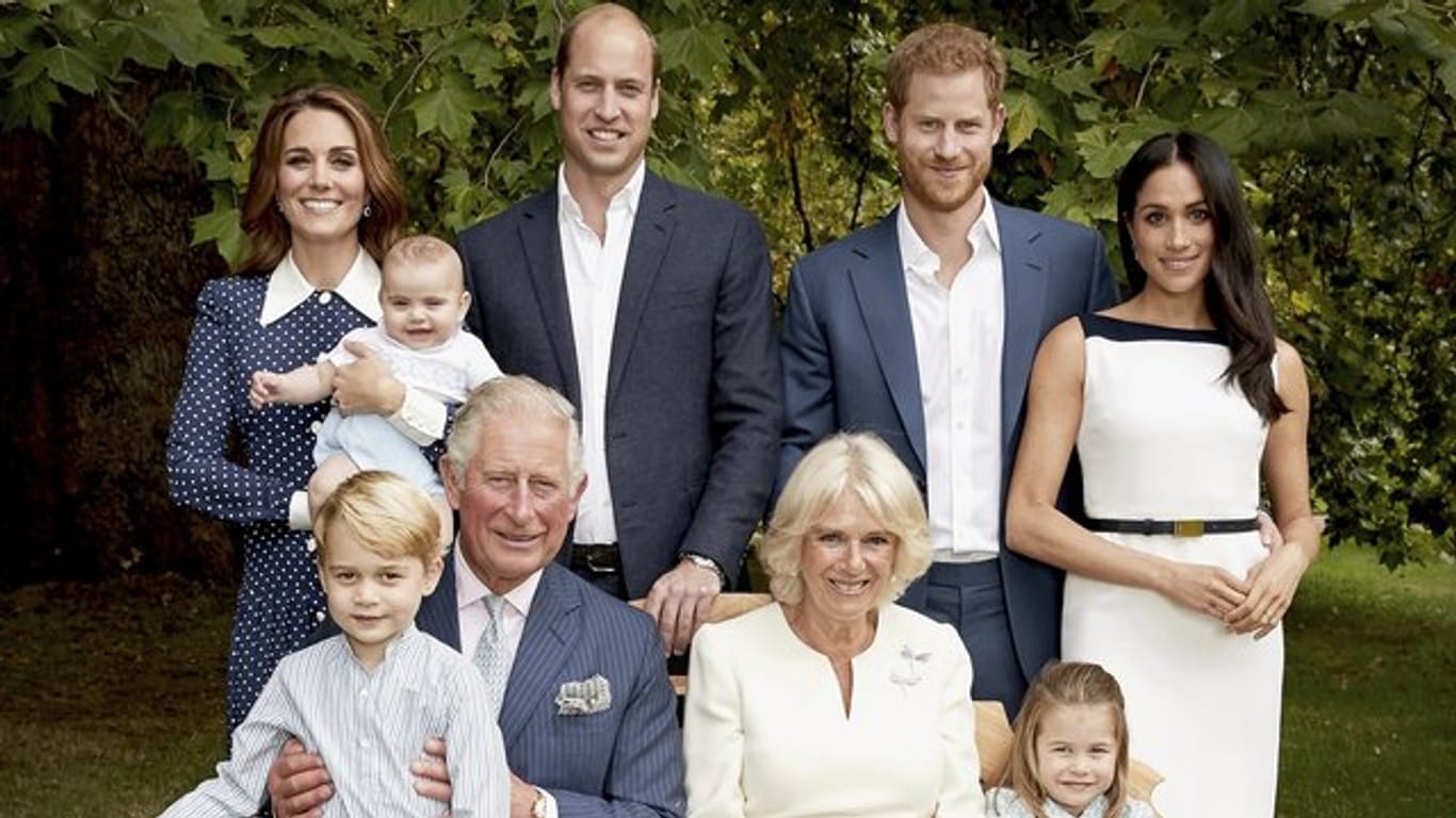 Prinz Charles (vorne l) in den Gärten des Clarence House gemeinsam mit Camilla (vorne r), Herzogin von Cornwall, Prinz William (hinten 2.