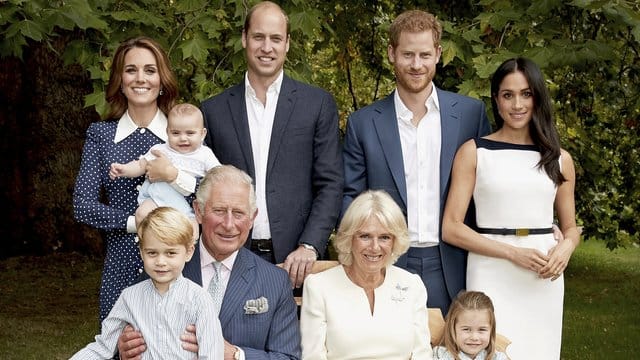 Prinz Charles (vorne l) in den Gärten des Clarence House gemeinsam mit Camilla (vorne r), Herzogin von Cornwall, Prinz William (hinten 2. Prinz Charles (vorne l) in den Gärten des Clarence House gemeinsam mit Camilla (vorne r), Herzogin von Cornwall, Prinz William (hinten 2.