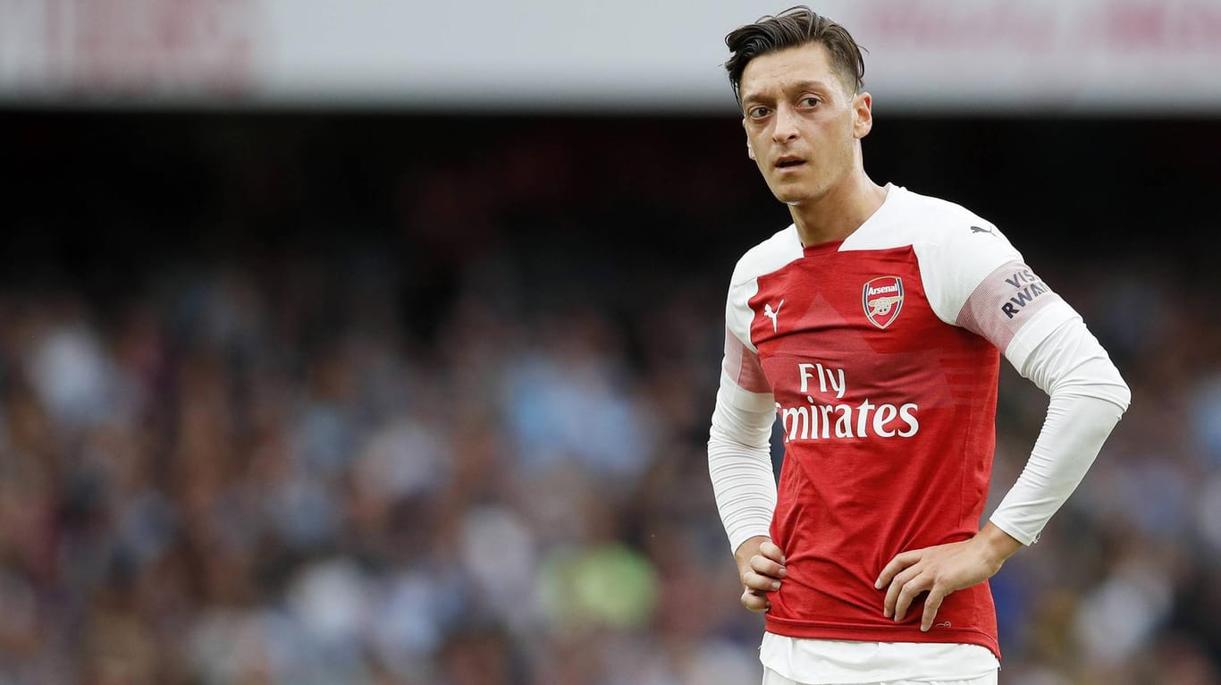 Mesut Özil vom englischen Fußball-Topklub FC Arsenal hat im Sommer wohl mehrere lukrative Offerten aus Asien abgelehnt.