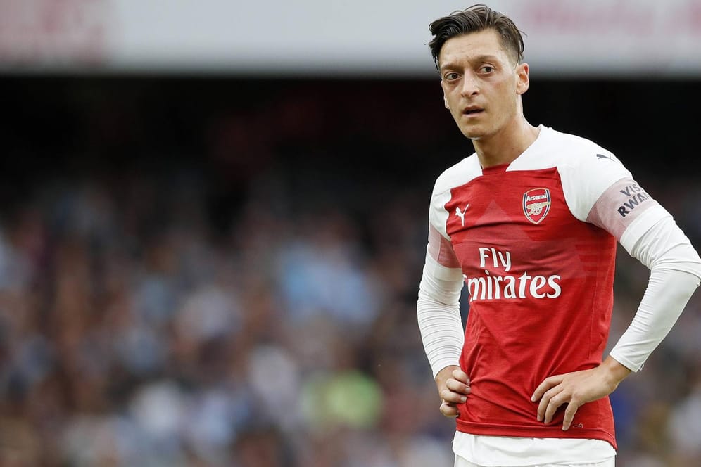Mesut Özil vom englischen Fußball-Topklub FC Arsenal hat im Sommer wohl mehrere lukrative Offerten aus Asien abgelehnt.