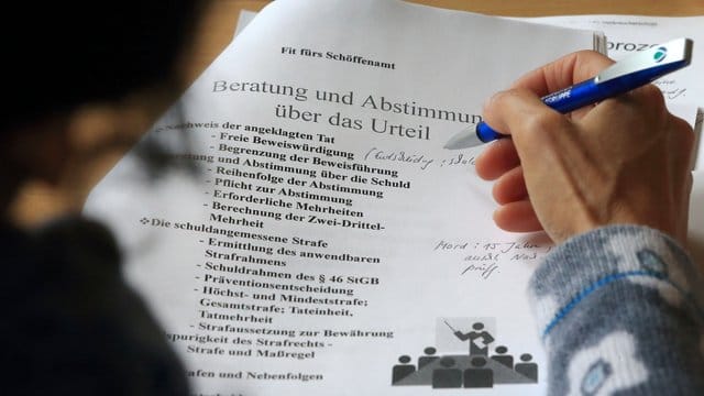 Wer ein Schöffenamt übernehmen möchte, sollte sich gut darauf vorbereiten.