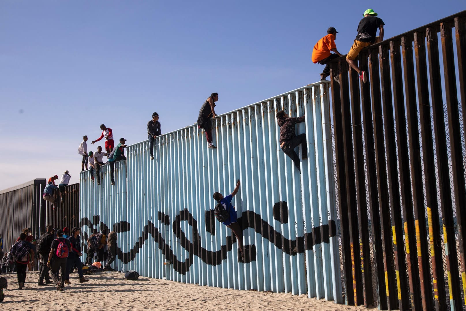 Endlich am Ziel: Migranten aus Mittelamerika sitzen auf dem Grenzzaun zwischen Mexiko und den USA.