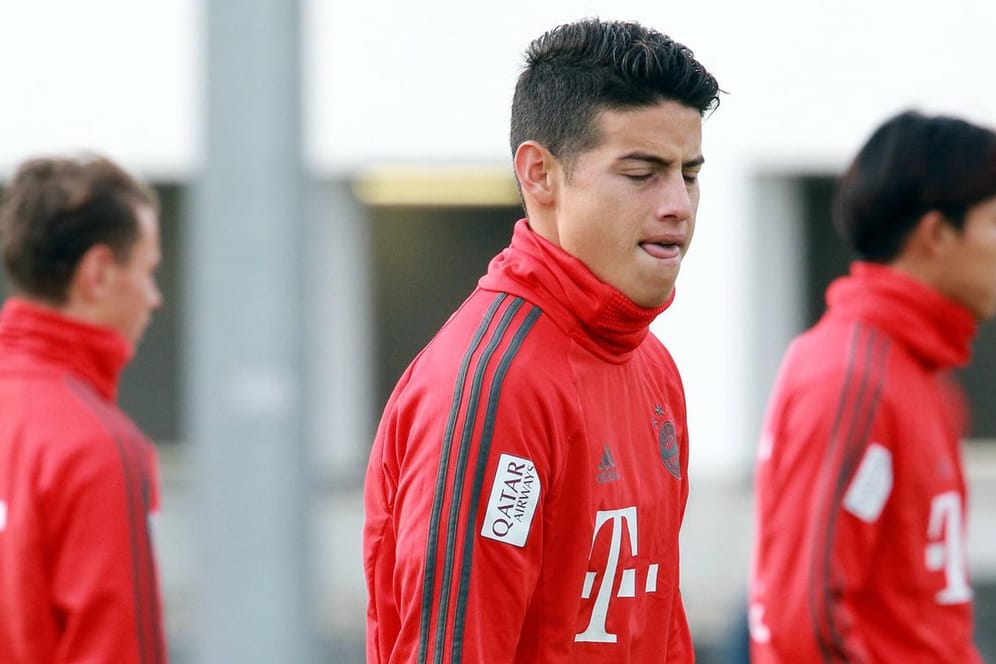 In den kommenden Wochen nicht mehr auf dem Trainingsplatz: Bayerns Mittelfeld-Star James Rodriguez (l.).