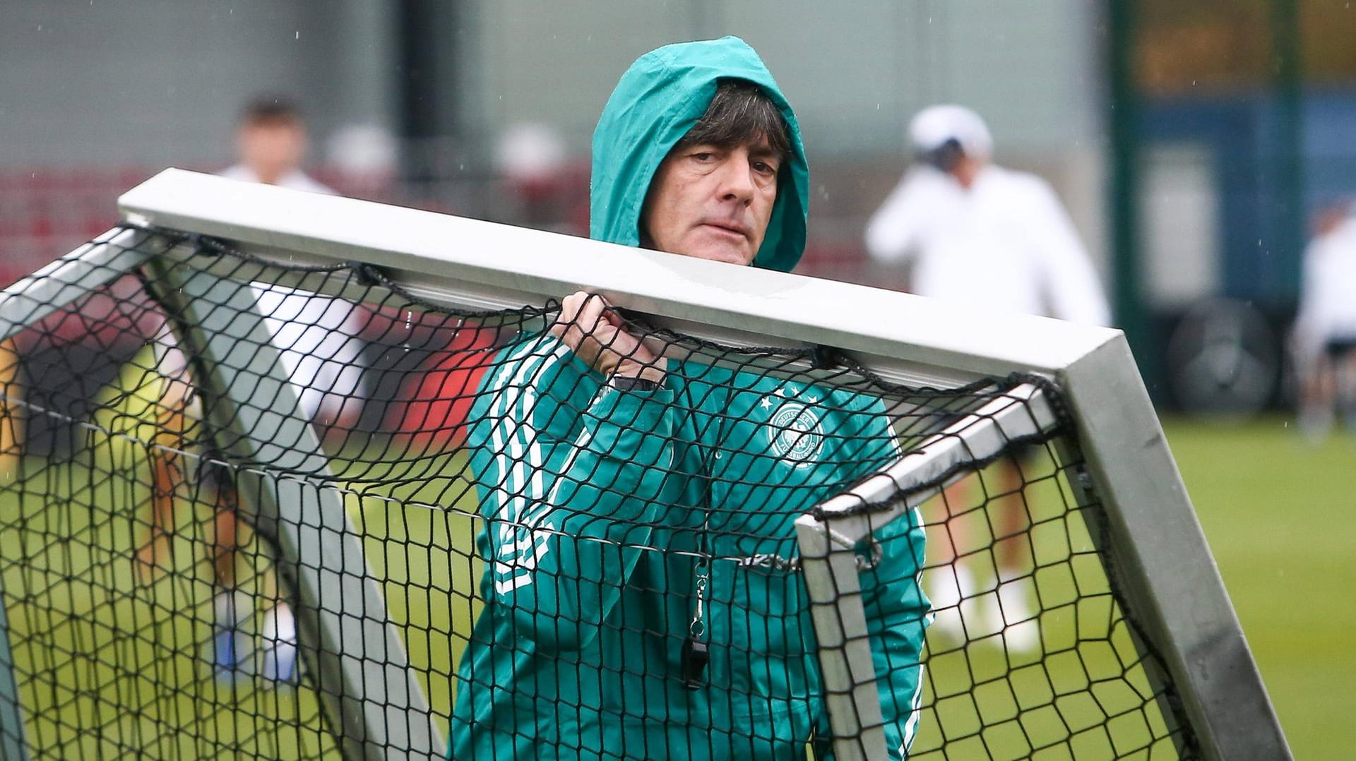 Der Bundestrainer packt mit an: Jogi Löw beim Training der Nationalelf in Leipzig vor dem Testspiel in Russland.