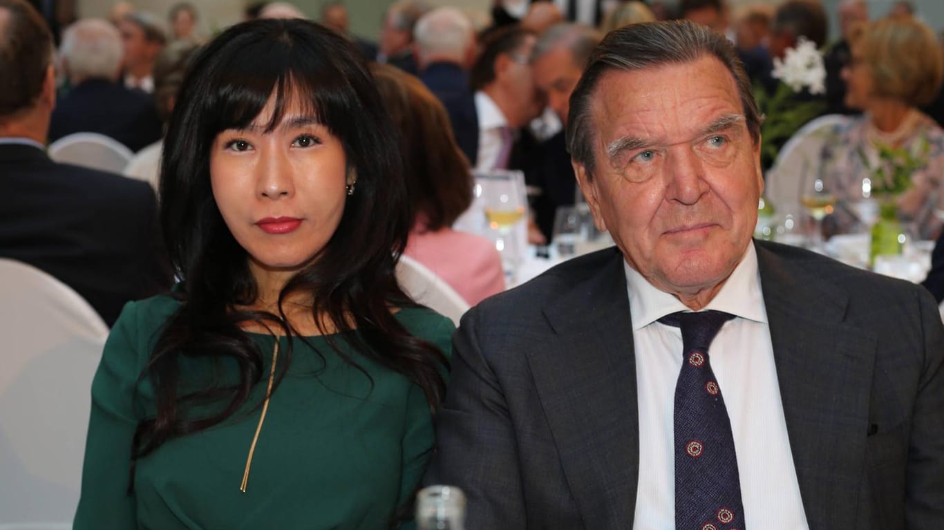 Gerhard Schröder (SPD) mit Ehefrau So Yeon Kim: Der Altkanzler steht in der Ukraine auf einer schwarzen Liste.