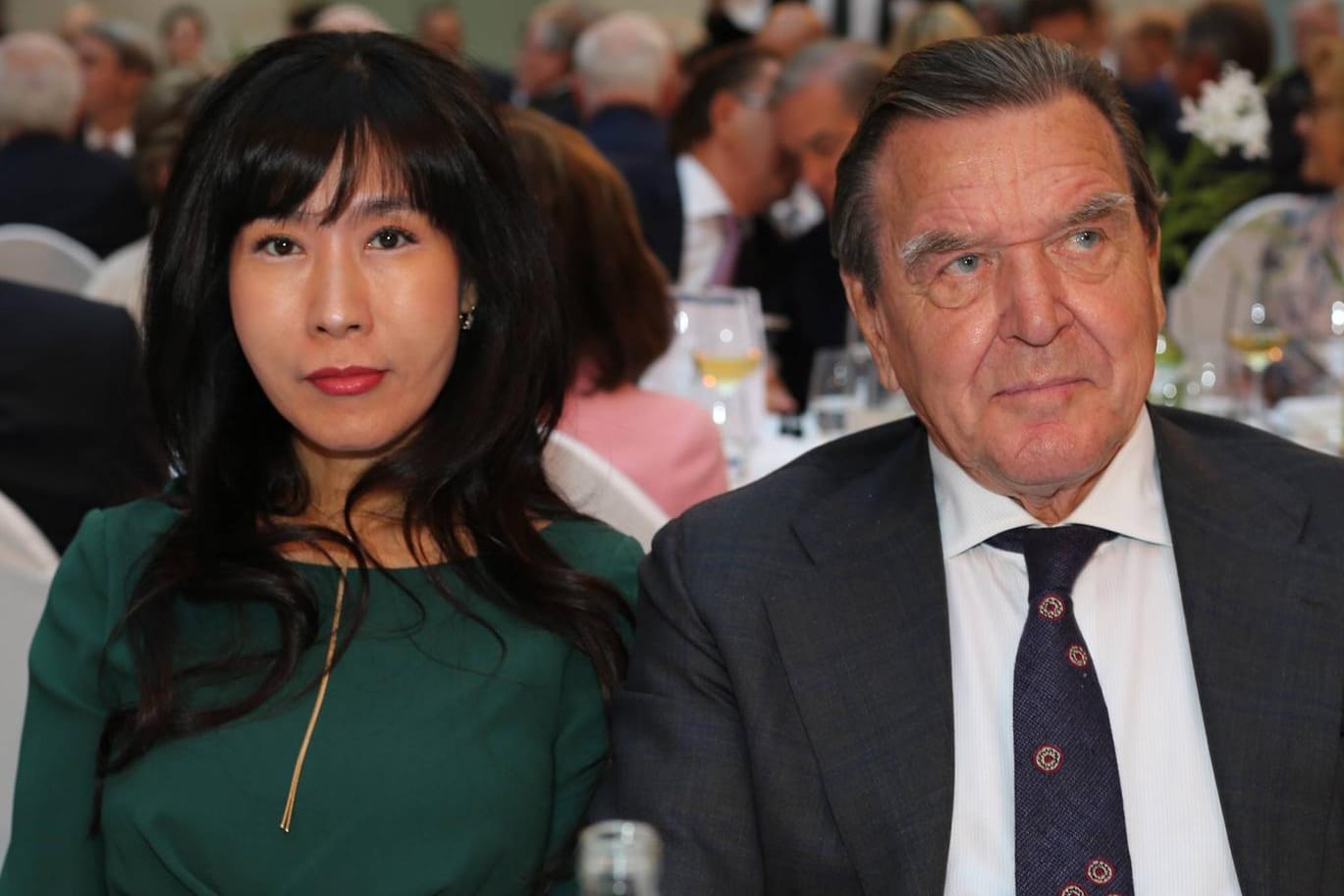 Gerhard Schröder (SPD) mit Ehefrau So Yeon Kim: Der Altkanzler steht in der Ukraine auf einer schwarzen Liste.