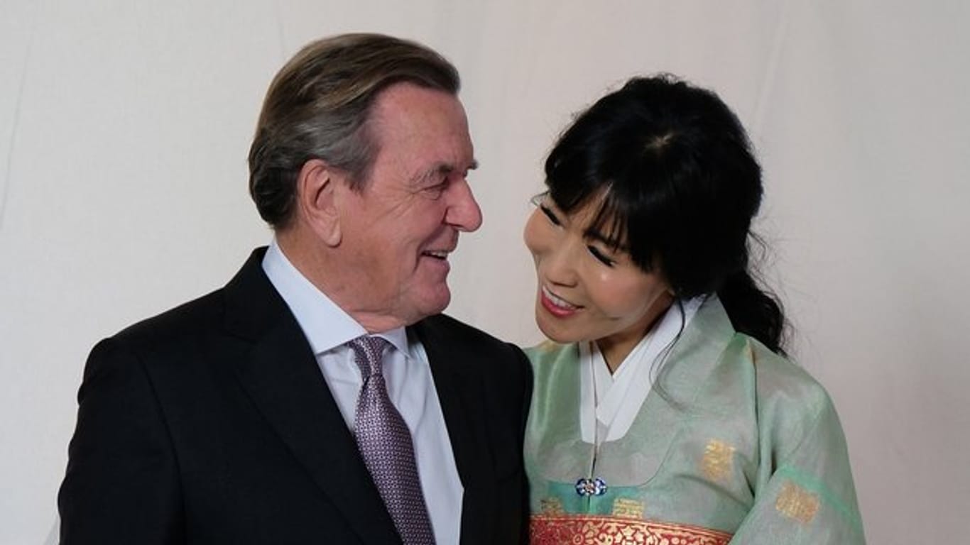 Altbundeskanzler Gerhard Schröder und seine südkoreanische Frau Soyeon Schröder-Kim bei einem Empfang im Berliner Hotel Adlon.