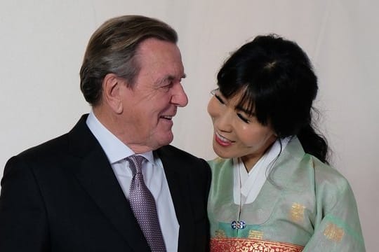 Altbundeskanzler Gerhard Schröder und seine südkoreanische Frau Soyeon Schröder-Kim bei einem Empfang im Berliner Hotel Adlon.