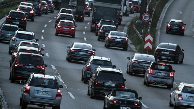 Die meisten Wege in Deutschland werden immer noch mit dem Auto zurückgelegt. Die meisten Wege in Deutschland werden immer noch mit dem Auto zurückgelegt.