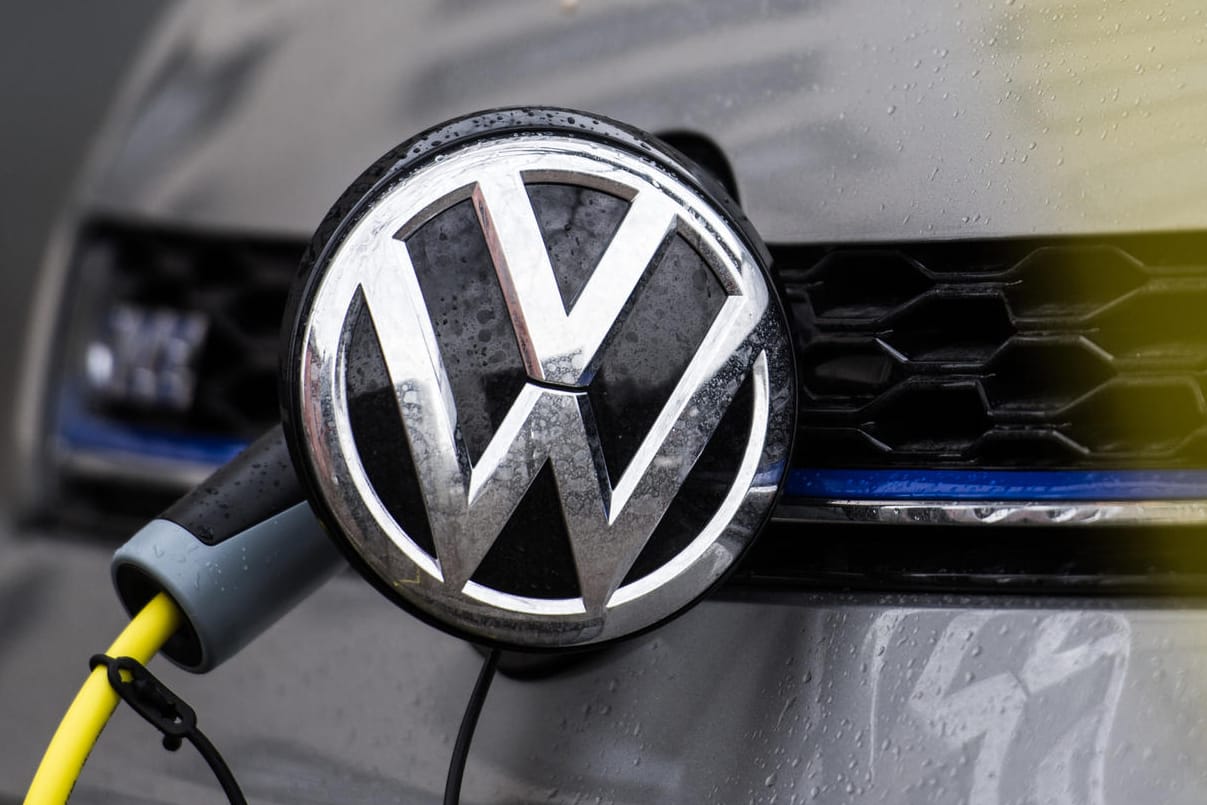 Volkswagen an einer Ladesäule: Neben Zwickau sollen bei VW künftig auch an weiteren Standorten Stromer gefertigt werden.