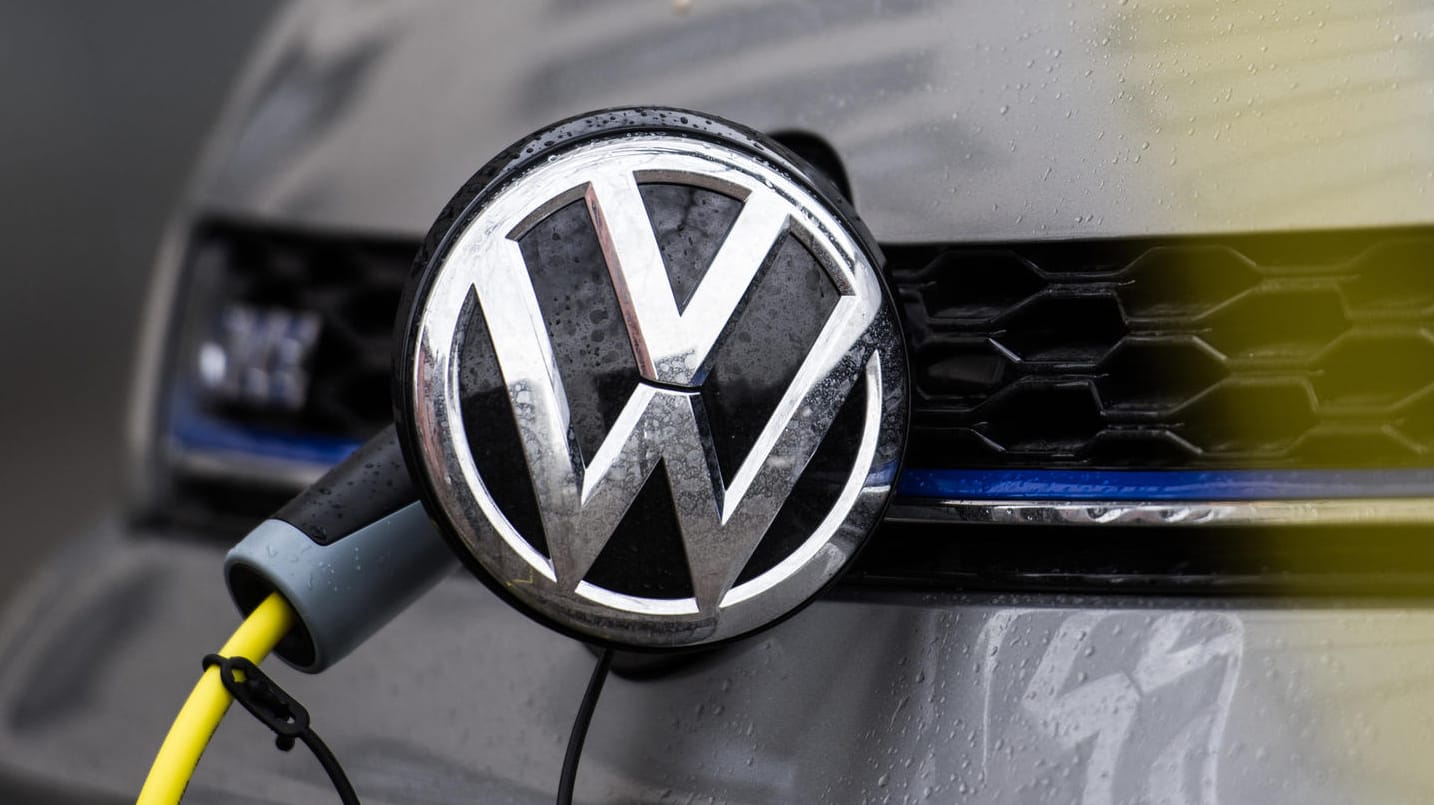 Volkswagen an einer Ladesäule: Neben Zwickau sollen bei VW künftig auch an weiteren Standorten Stromer gefertigt werden.