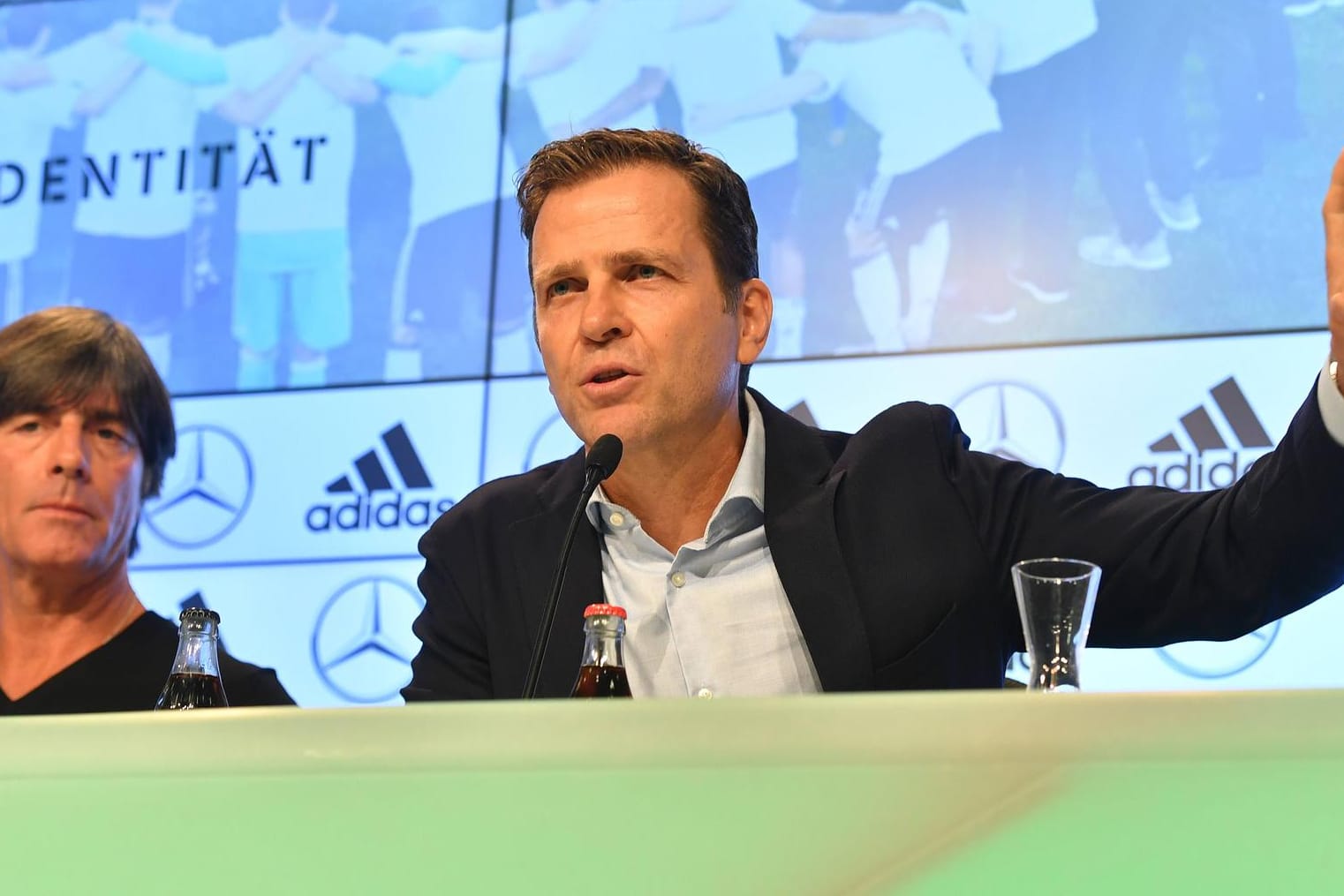 Die WM-Analyse: Nationalelf-Direktor OIiver Bierhoff (r.) und Bundestrainer Jogi Löw wollen in den kommenden Monaten für mehr Fan-Nähe sorgen.