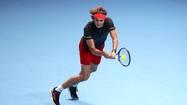 Alexander Zverev unterliegt dem Serben Novak Djokovic klar in zwei Sätzen. Alexander Zverev unterliegt dem Serben Novak Djokovic klar in zwei Sätzen.