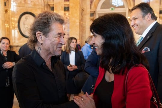 Peter Maffay (l) mit Muhterem Aras, der Präsidentin des baden-württembergischen Landtags.