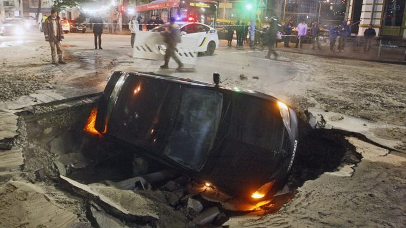 Wegen eines Rohrbruchs ist ein Auto mitten in der ukrainischen Hauptstadt Kiew in einer Straße eingebrochen.