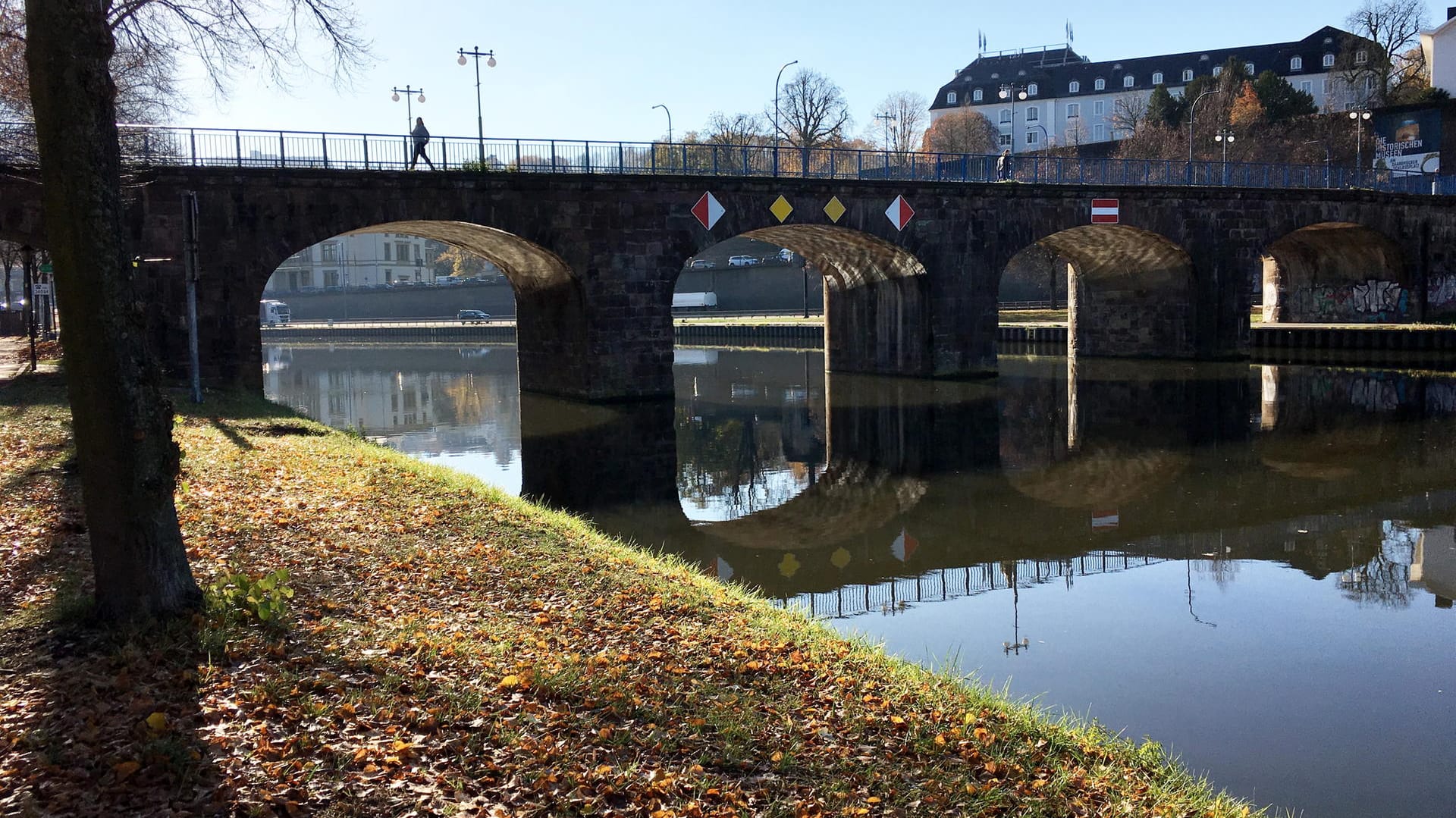 Das Saar-Ufer: Hier wurde ein 16-Jähriger in den Fluss geworden.