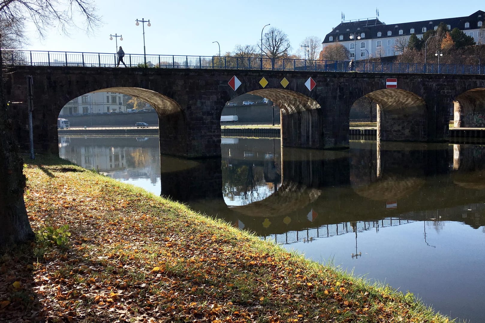 Das Saar-Ufer: Hier wurde ein 16-Jähriger in den Fluss geworden.
