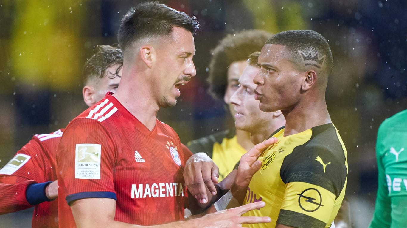 Meinungsverschiedenheit: Bayerns Sandro Wagner (l.) und Dortmunds Manuel Akanji während der Partie am vergangenen Samstag im Signal Iduna Park.