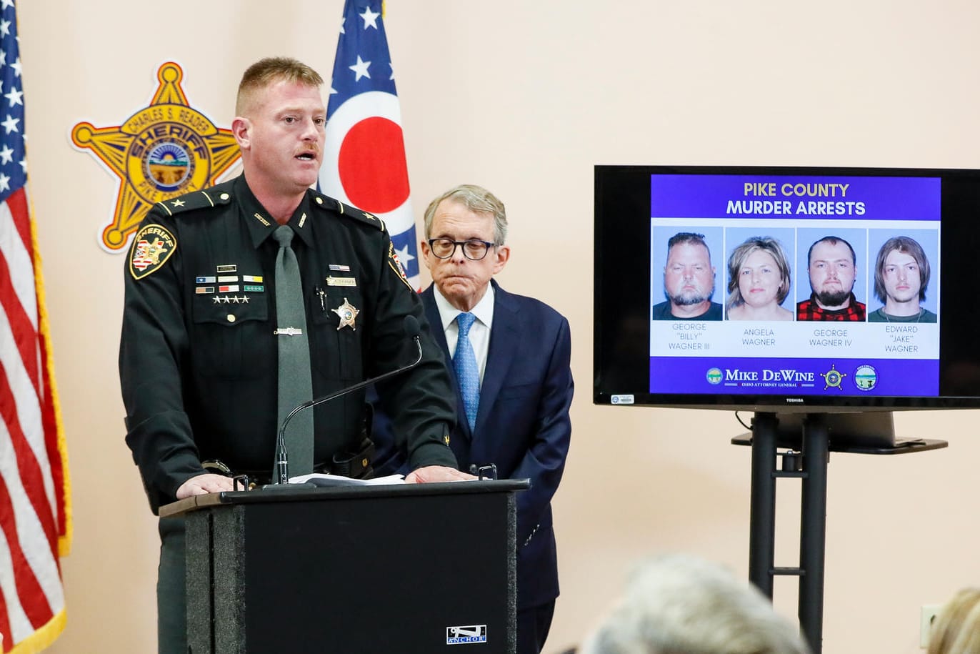 Sheriff Charles Reader und Generalstaatsanwalt von Ohio, Mike DeWine: Nach zwei Jahren konnte die Auslöschung einer Familie in den USA aufgeklärt werden.