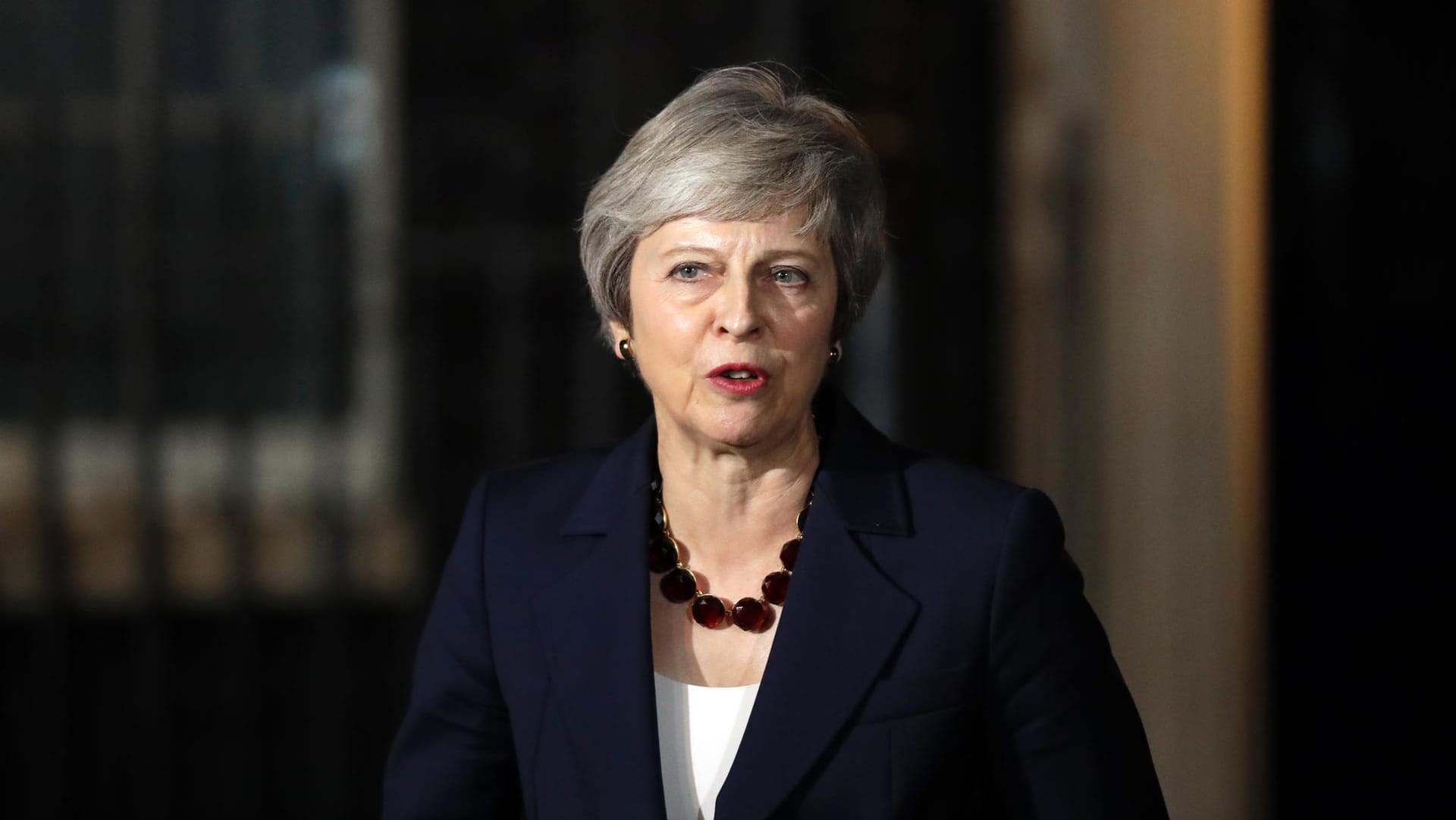 Angeschlagen: Premierministerin Theresa May am Abend vor Downing Street 10 in London.