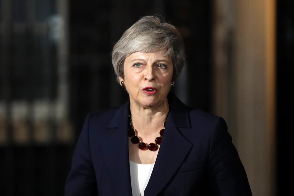 Angeschlagen: Premierministerin Theresa May am Abend vor Downing Street 10 in London.
