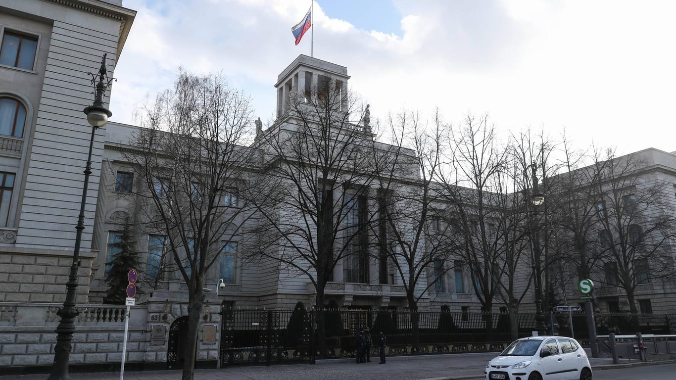 Die russische Botschaft in Berlin: Vor dem Gebäude im Stadtteil Mitte wurde ein verdächtiger Gegenstand entdeckt.