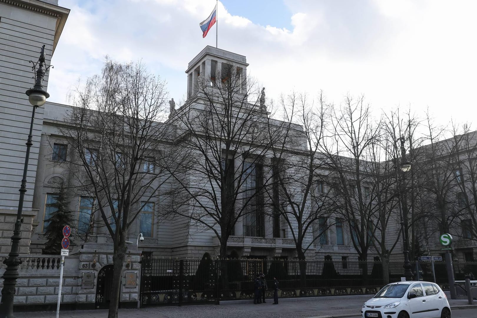 Die russische Botschaft in Berlin: Vor dem Gebäude im Stadtteil Mitte wurde ein verdächtiger Gegenstand entdeckt.