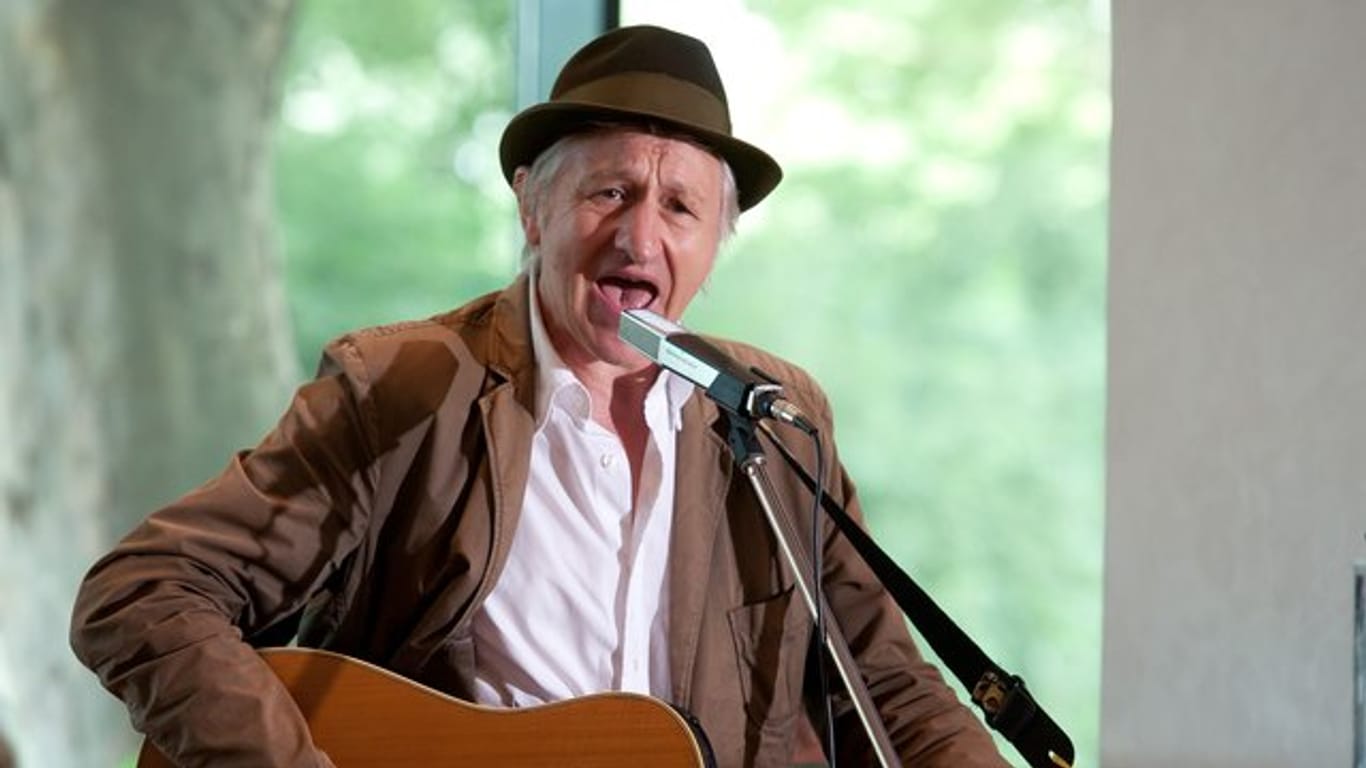 Der Kabarettist Georg Ringsgwandl wird 70 - und macht fröhlich weiter.