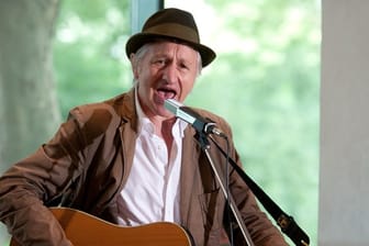 Der Kabarettist Georg Ringsgwandl wird 70 - und macht fröhlich weiter.