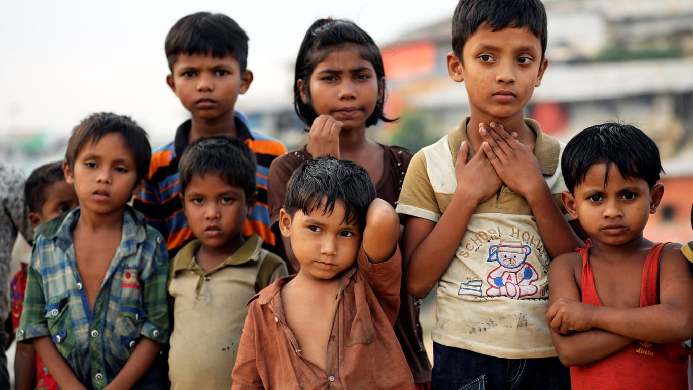 Rohingya-Kinder in einem Flüchtlingslager in Cox's Bazar, Bangladesh.