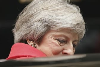 Theresa May steigt vor 10 Downing Street in einen Wagen.
