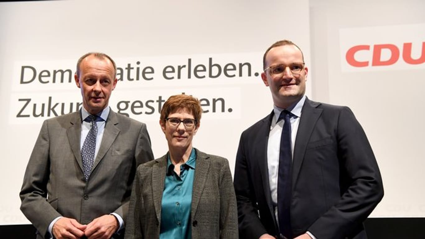 Ex-Unionsfraktionschef Merz neben CDU-Generalsekretärin Kramp-Karrenbauer und Gesundheitsminister Spahn in Lübeck auf der Bühne.