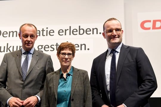 Ex-Unionsfraktionschef Merz neben CDU-Generalsekretärin Kramp-Karrenbauer und Gesundheitsminister Spahn in Lübeck auf der Bühne.