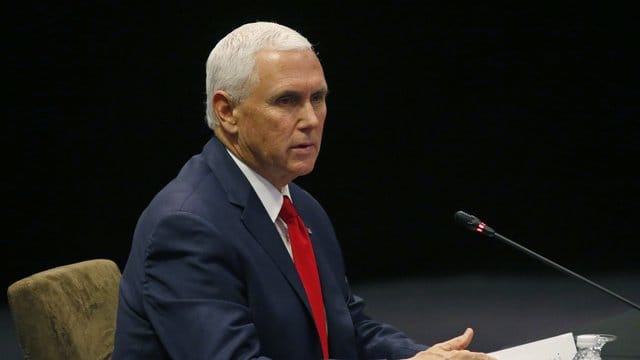 Mike Pence, Vizepräsident der USA, gibt zu Beginn des Asean-USA-Gipfels im Rahmen des 33. Mike Pence, Vizepräsident der USA, gibt zu Beginn des Asean-USA-Gipfels im Rahmen des 33.