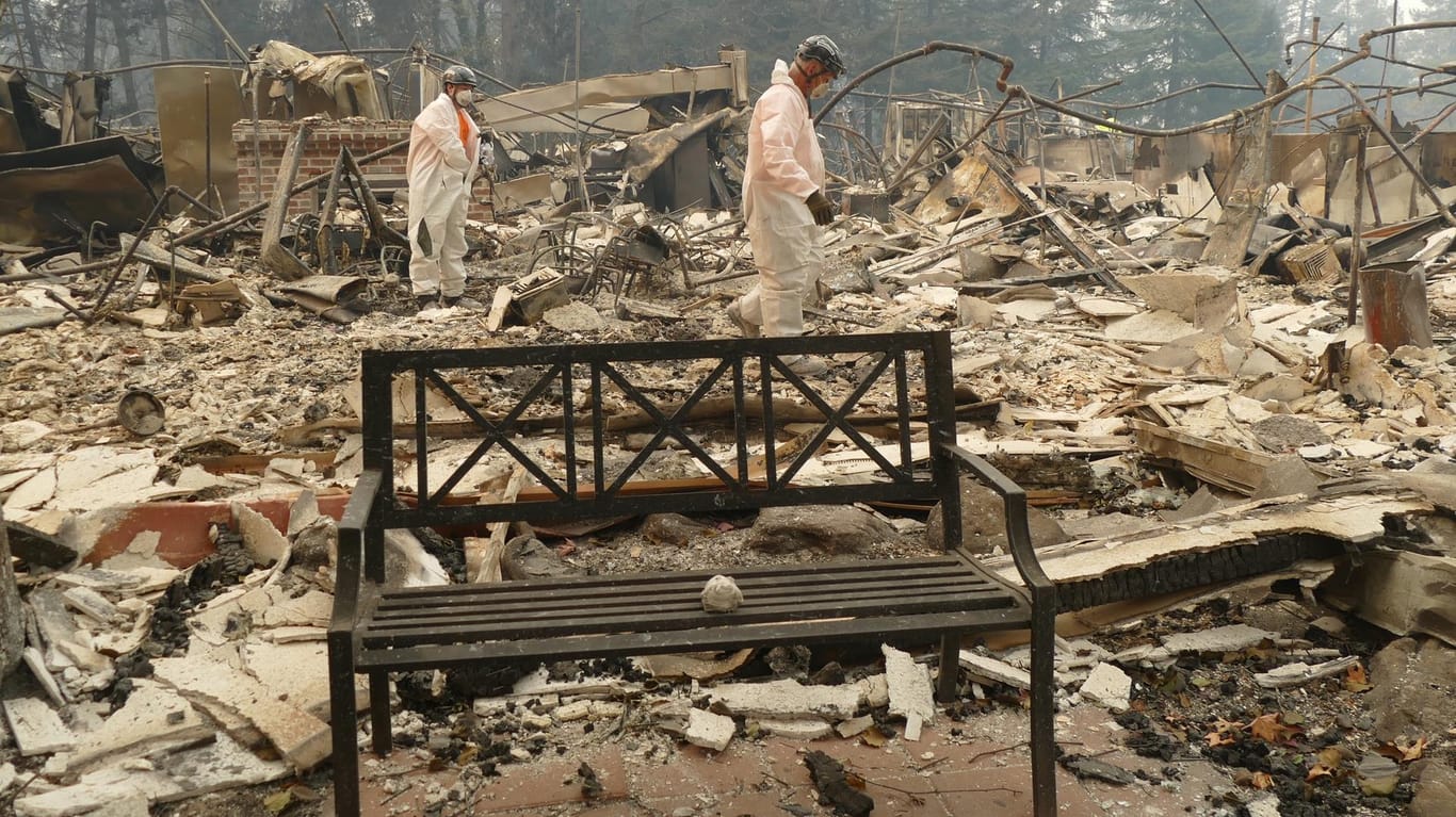 Rettungskräfte durchsuchen die Trümmer eines Pflegeheims in Paradise: Die Zahl der Opfer der verheerenden Waldbrände steigt immer weiter.