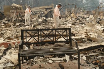 Rettungskräfte durchsuchen die Trümmer eines Pflegeheims in Paradise: Die Zahl der Opfer der verheerenden Waldbrände steigt immer weiter.