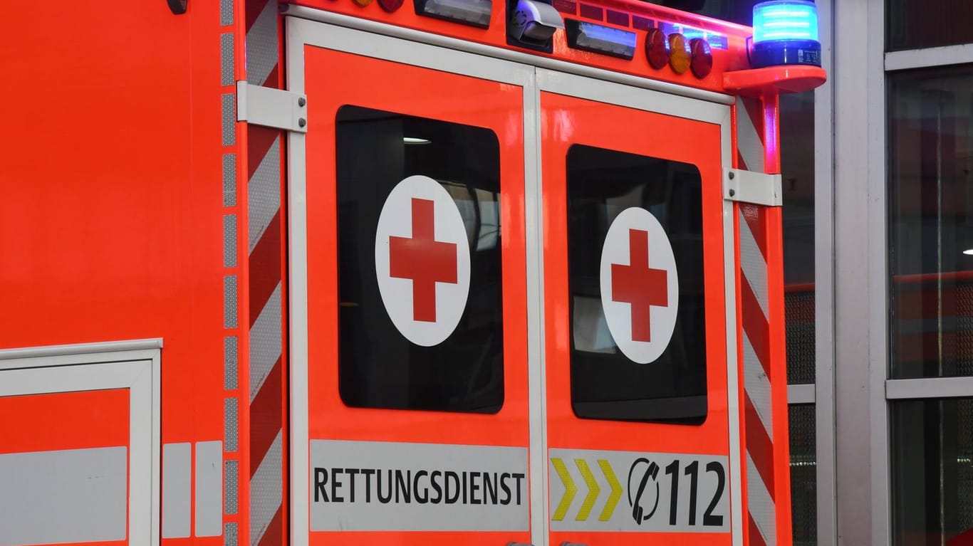 Rettungswagen: Bei einem Zusammenstoß ist ein 81-Jähriger gestorben. (Symbolbild)