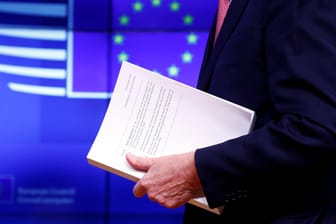 EU-Chefunterhändler Michel Barnier mit dem Brexit-Entwurf: Die EU hat einen Sondergipfel zum Brexit einberufen.