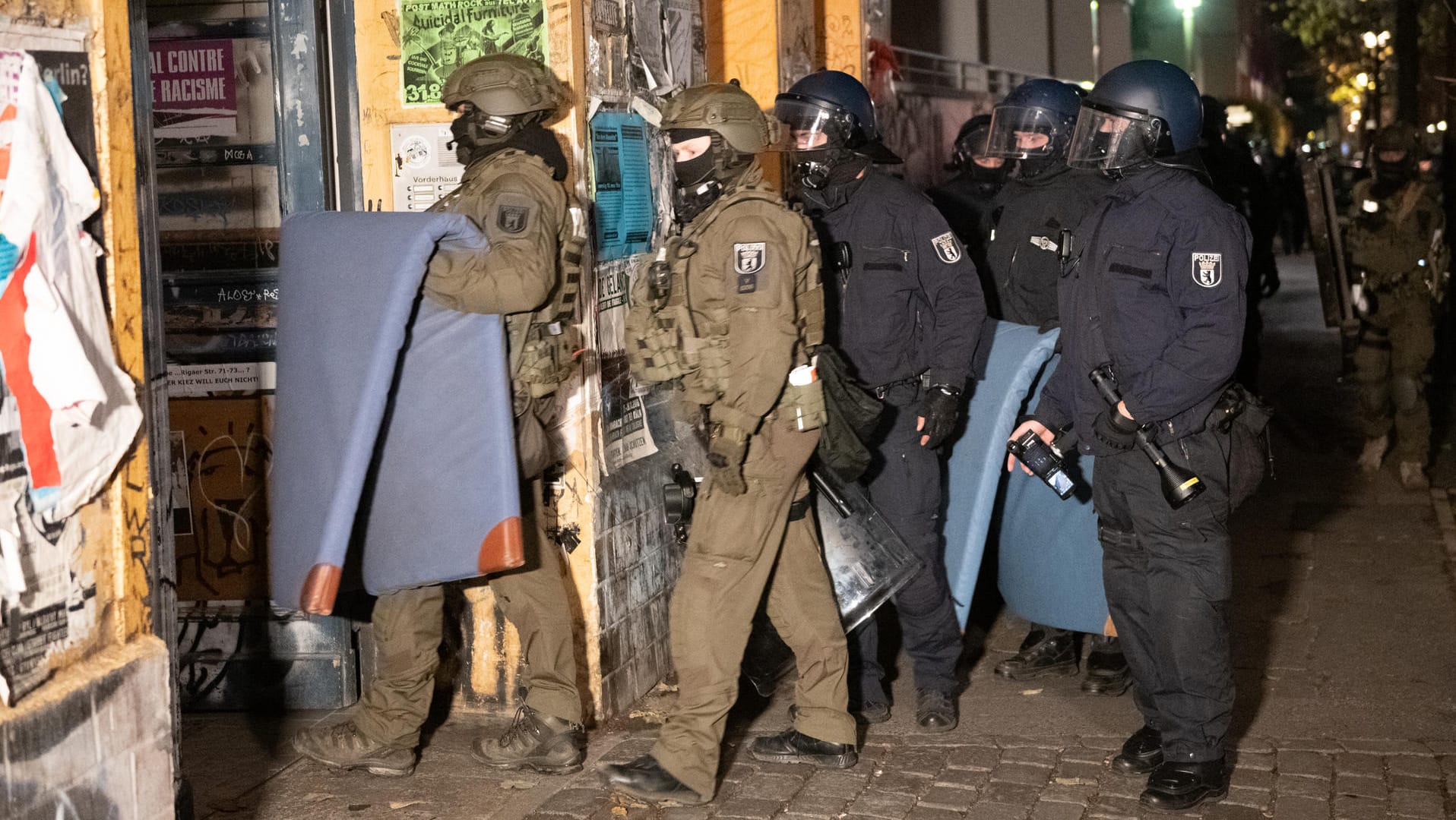 Polizei-Großeinsatz in der Rigaer Straße: Wohnungen in Friedrichshain, Kreuzberg und Neukölln sind durchsucht worden. Polizei-Großeinsatz in der Rigaer Straße: Wohnungen in Friedrichshain, Kreuzberg und Neukölln sind durchsucht worden.
