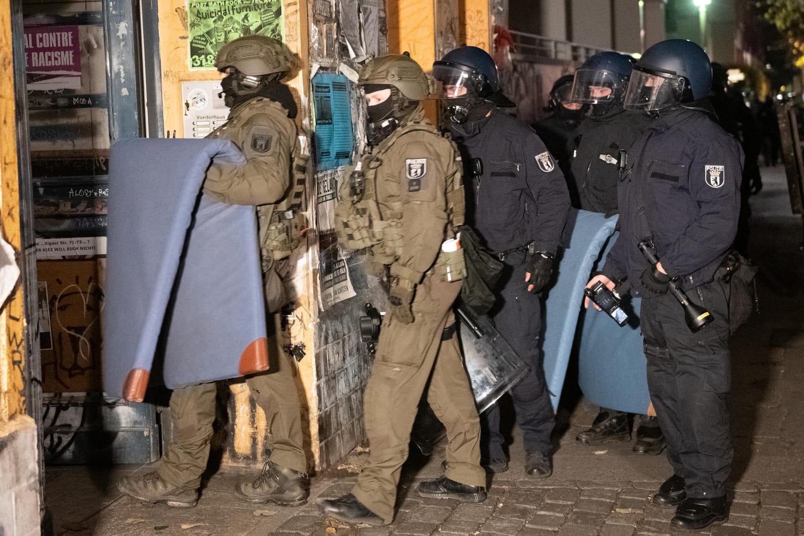 Polizei-Großeinsatz in der Rigaer Straße: Wohnungen in Friedrichshain, Kreuzberg und Neukölln sind durchsucht worden.
