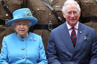 Queen Elizabeth II. und Prinz Charles: Er ist seit 66 Jahren ihr Thronfolger.