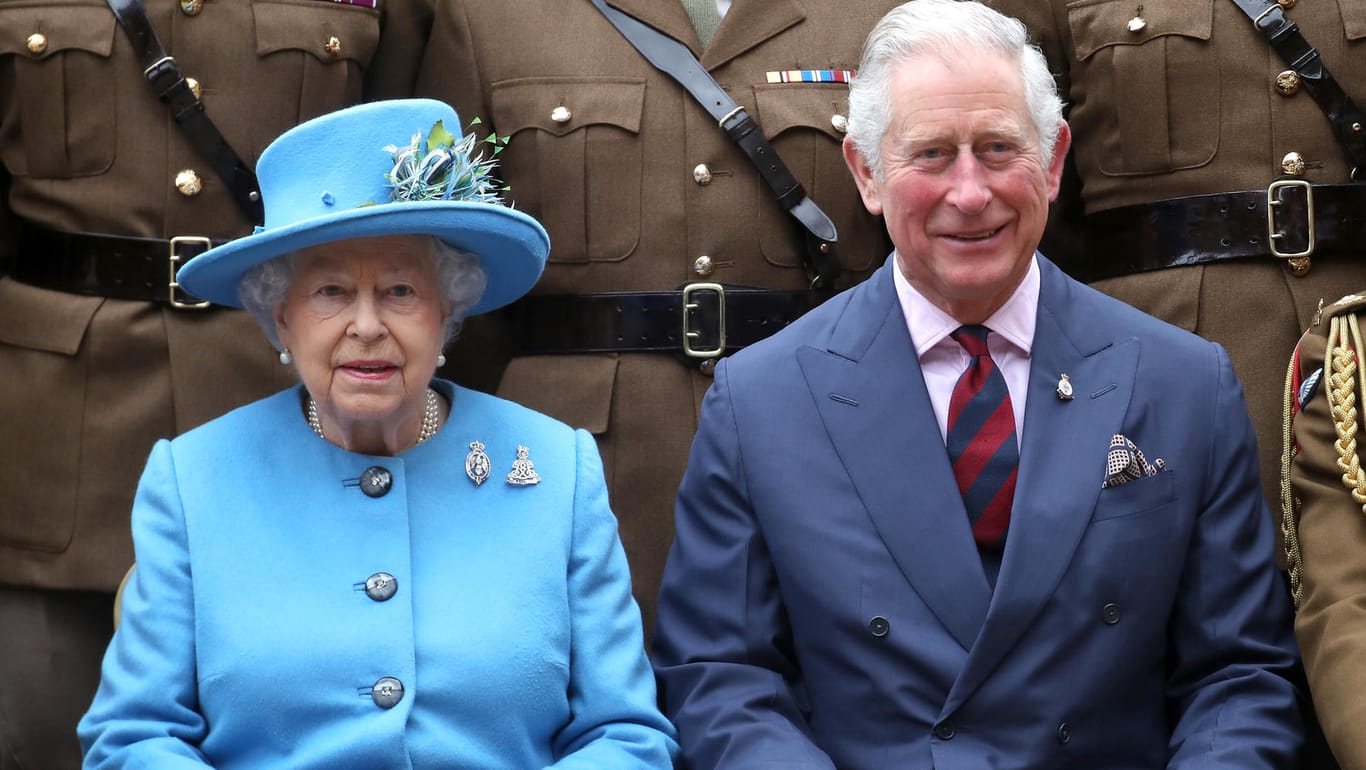 Queen Elizabeth II. und Prinz Charles: Er ist seit 66 Jahren ihr Thronfolger.