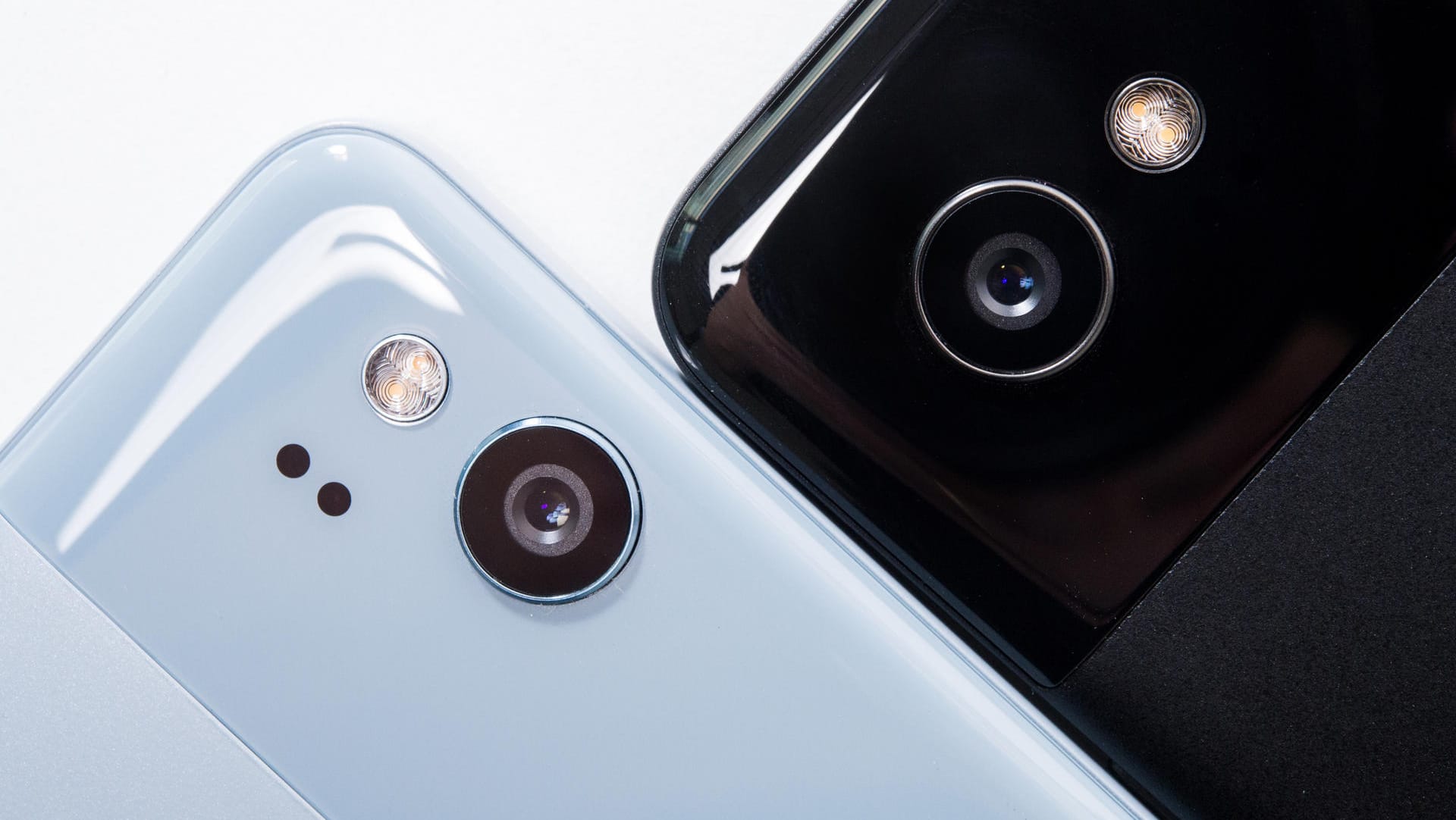 Das Google Pixel 2 (links) und das Google Pixel 2 XL: Die beiden Smartphones bekommen ebenfalls den Nachtsicht-Modus.