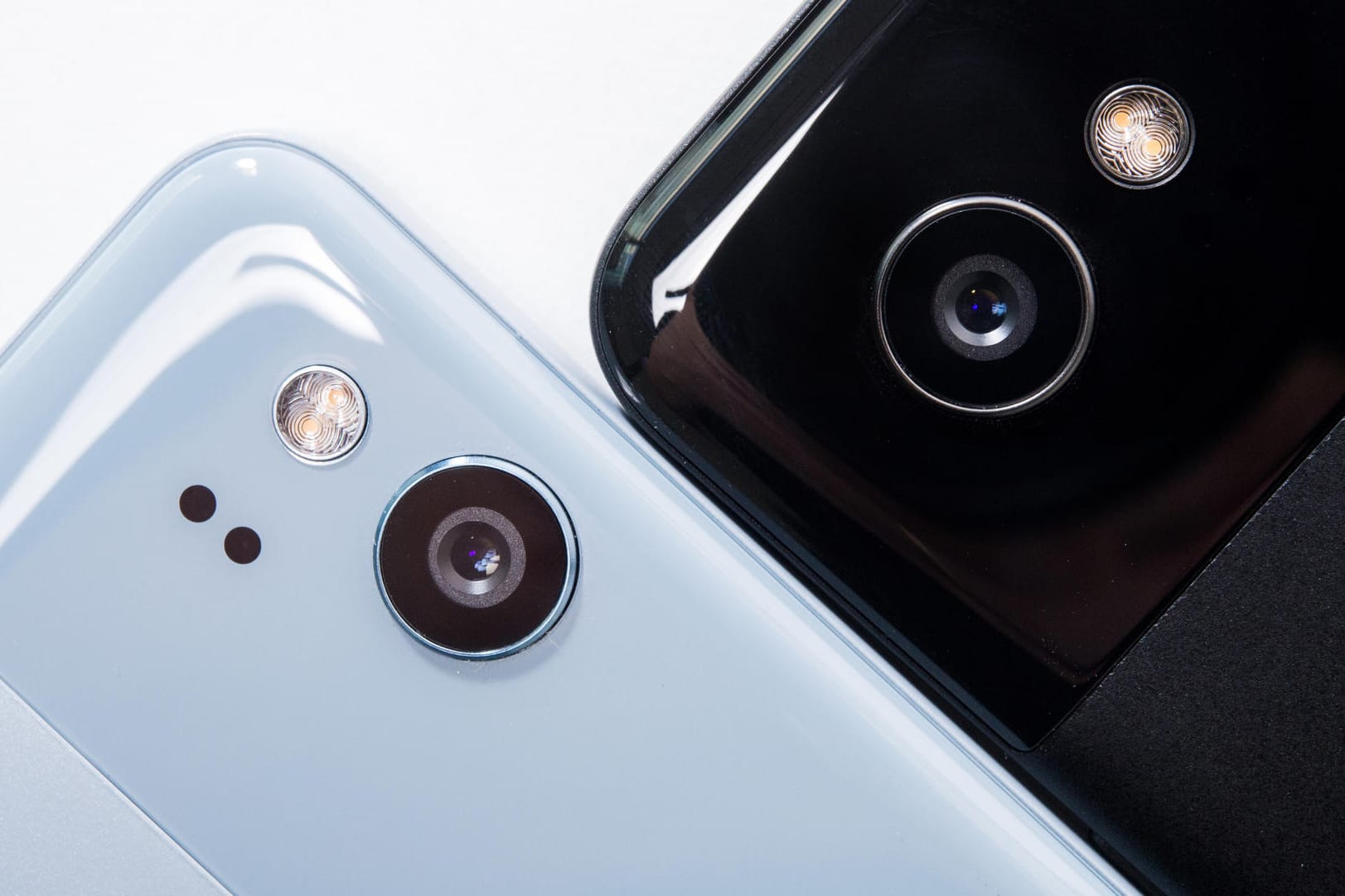 Das Google Pixel 2 (links) und das Google Pixel 2 XL: Die beiden Smartphones bekommen ebenfalls den Nachtsicht-Modus.