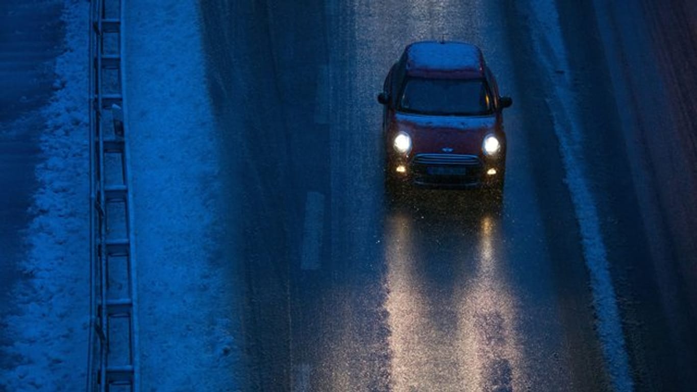 Düster und glatt: Wenn Autofahrer im Winter ohne geeignete Winterreifen unterwegs sind, kann das gefährlich und teuer werden.