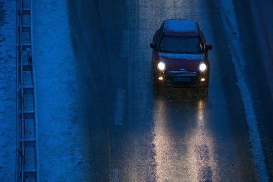 Düster und glatt: Wenn Autofahrer im Winter ohne geeignete Winterreifen unterwegs sind, kann das gefährlich und teuer werden.