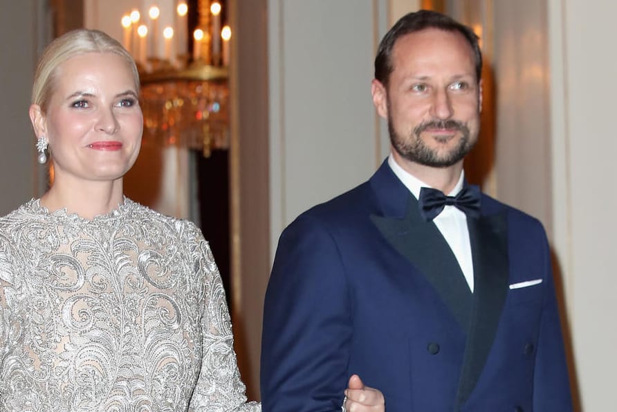 Glamourös: Dieses Kleid trug Mette-Marit von Norwegen bereits im Februar – jetzt holte sie es erneut aus dem Schrank.