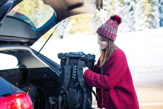 Kofferraum beladen: In der kalten Jahreszeit sollten Autofahrer an zusätzliche Ausrüstung denken.