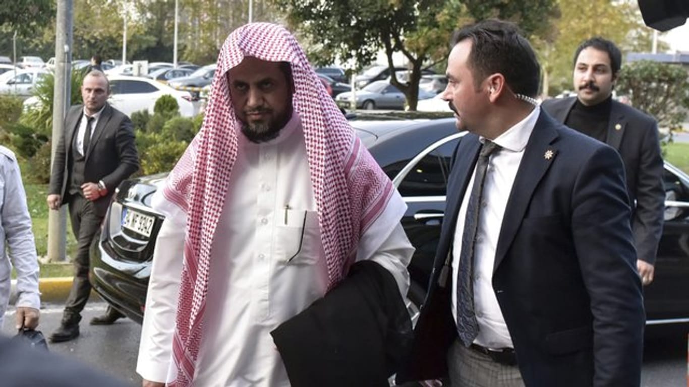 Saud al-Mudschib (l), Generalstaatsanwalt von Saudi-Arabien, ist auf dem Weg zum Flughafen, um nach Saudi-Arabien zurückzukehren.
