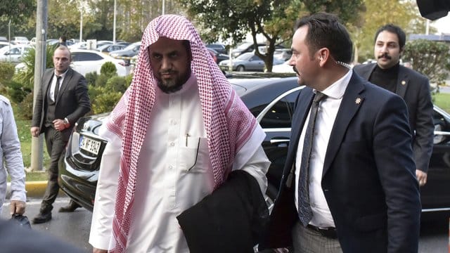 Saud al-Mudschib (l), Generalstaatsanwalt von Saudi-Arabien, ist auf dem Weg zum Flughafen, um nach Saudi-Arabien zurückzukehren. Saud al-Mudschib (l), Generalstaatsanwalt von Saudi-Arabien, ist auf dem Weg zum Flughafen, um nach Saudi-Arabien zurückzukehren.
